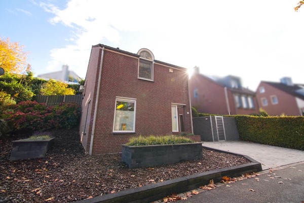 Foto - Te koop: Vrijstaande woning uit 1990 in Vaals met hoogwaardige afwerking, voldoende ruimten, garage en tuin op een ruim perceel